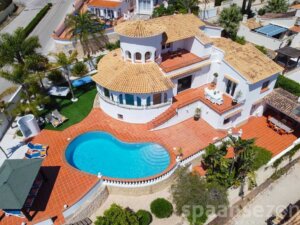 Villa spacieuse avec un jardin méditerranéen paysagé avec de nombreux palmiers à Moraira