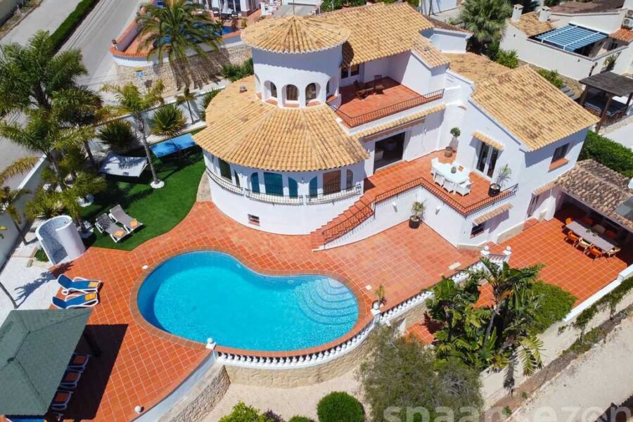 Villa spacieuse avec un jardin méditerranéen paysagé avec de nombreux palmiers à Moraira