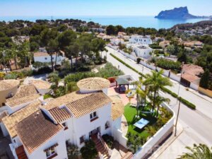 Villa spacieuse avec un jardin méditerranéen paysagé avec de nombreux palmiers à Moraira