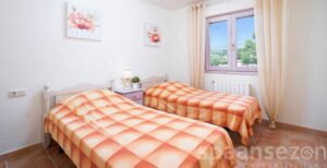 Chambre avec lit 90x200 (x2) dans la villa