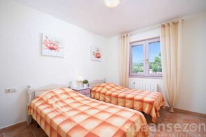 Chambre avec lit 90x200 (x2) dans la villa