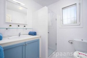 salle de bain avec douche, lavabo et toilette