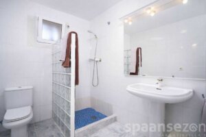 Salle de bain avec douche à l'italienne, lavabo et toilettes