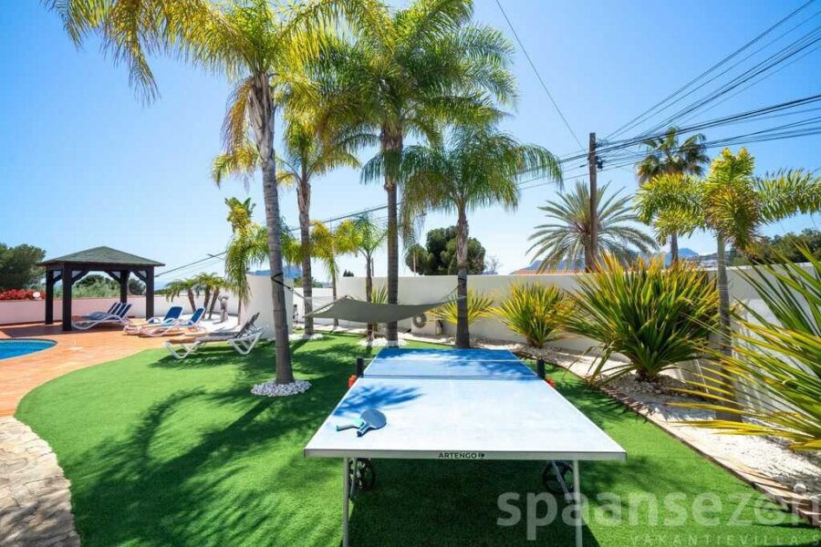 Table de ping-pong près de la piscine à la Villa Rosana à Moraira
