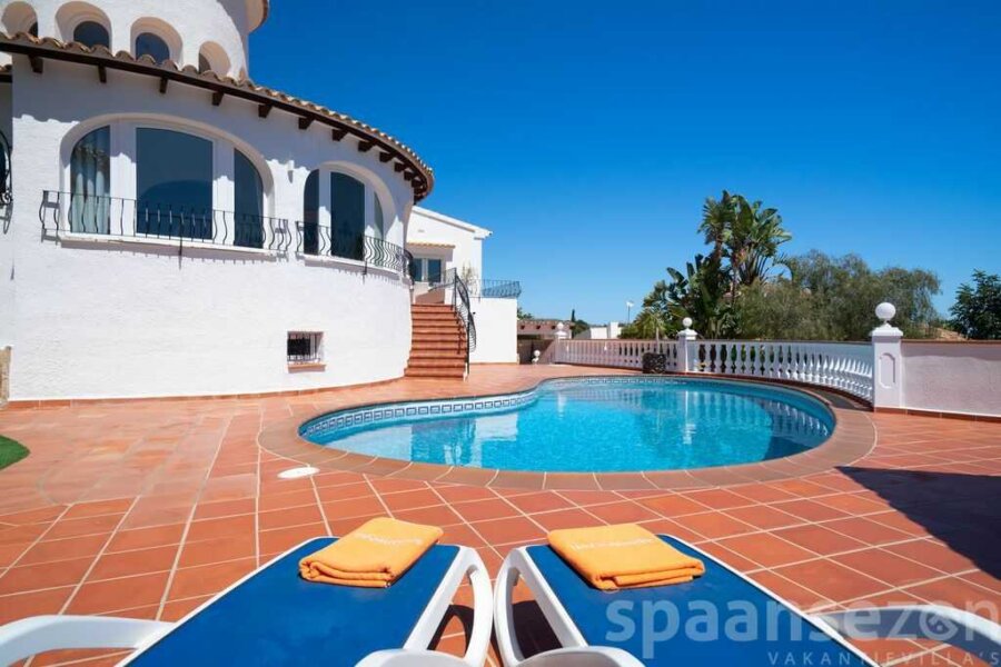 Chaises longues autour de la piscine à Moraira